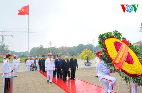 Leaders pay floral tribute to late President - ảnh 1